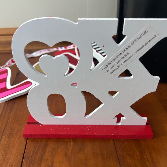 Four different wooden Valentines Day Decor - Picture 13 of 13
